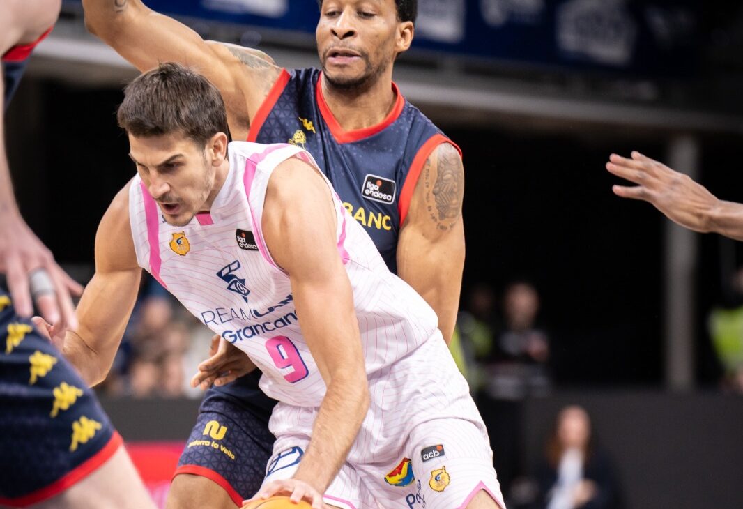 Nico Brussino defendido por Stan Okoye de MoraBanc Andorra.