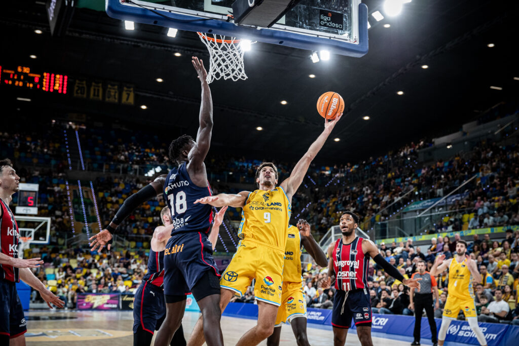 Imagen de Nico Brussino en un partido ante Kosner Baskonia. 