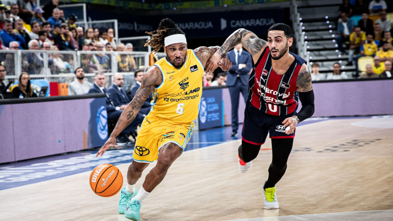 Andrew Albicy ataca el aro de Kosner Baskonia.