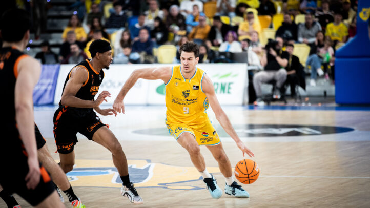 Nico Brussino, en acción ofensiva.