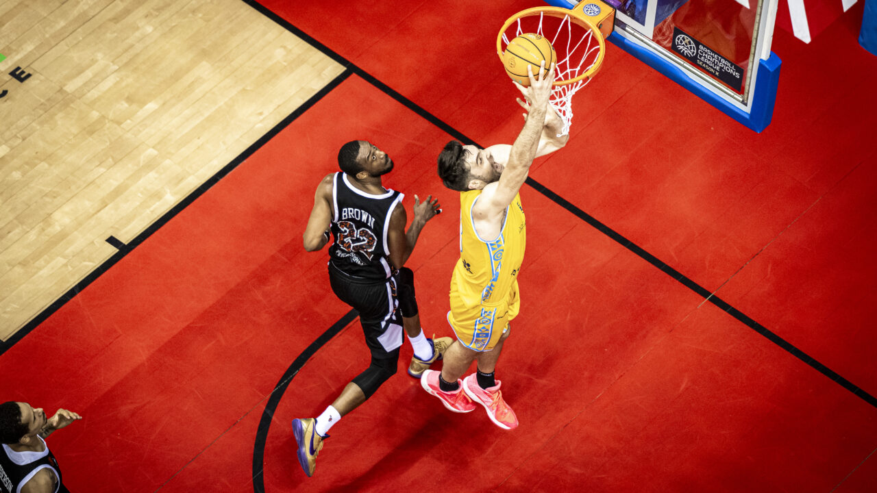 Imagen de Mike Tobey anotando.