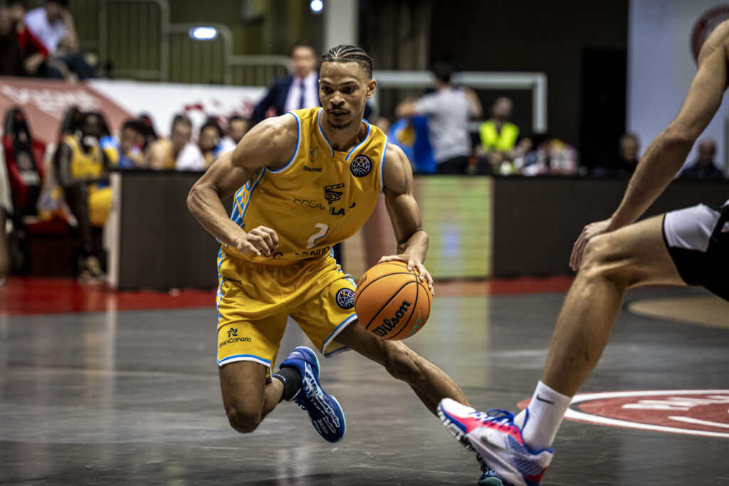 Isaiah Wong, en acción de ataque.