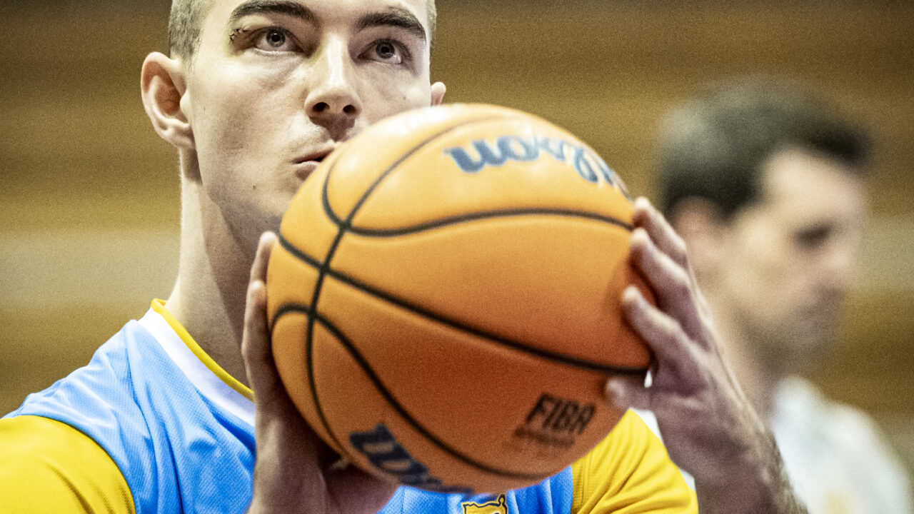 Ziga Samar, en el calentamiento.