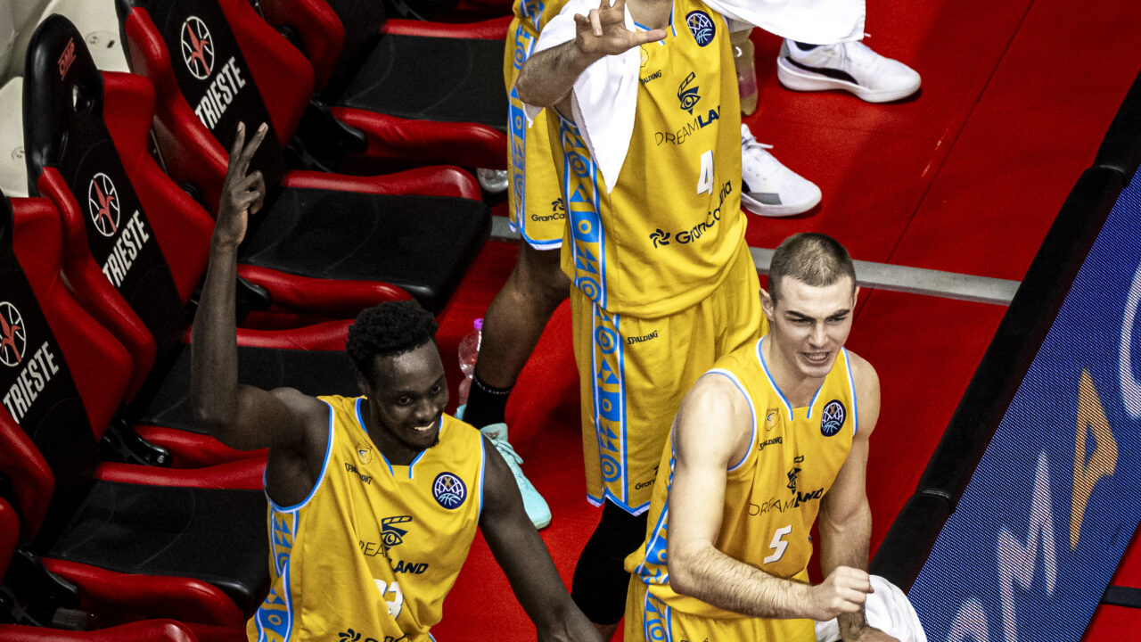 El banquillo amarillo celebra un triple.