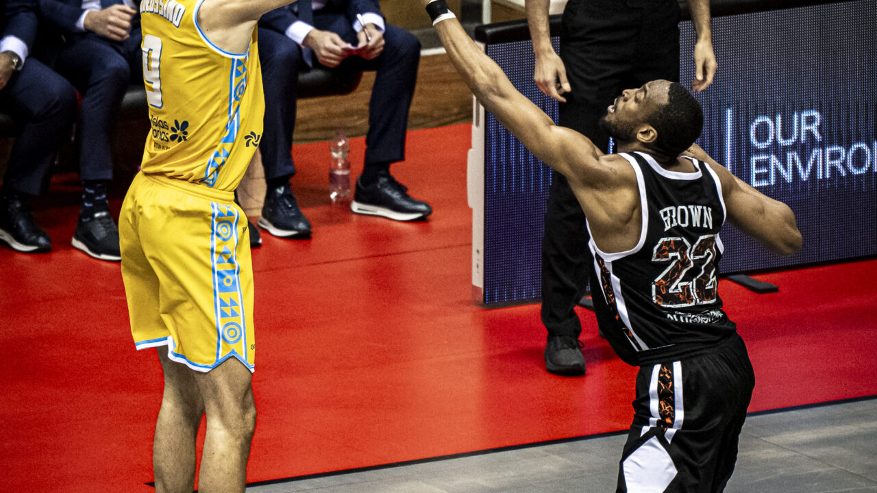 Nico Brussino lanza un triple ante Pallacanestro Trieste.