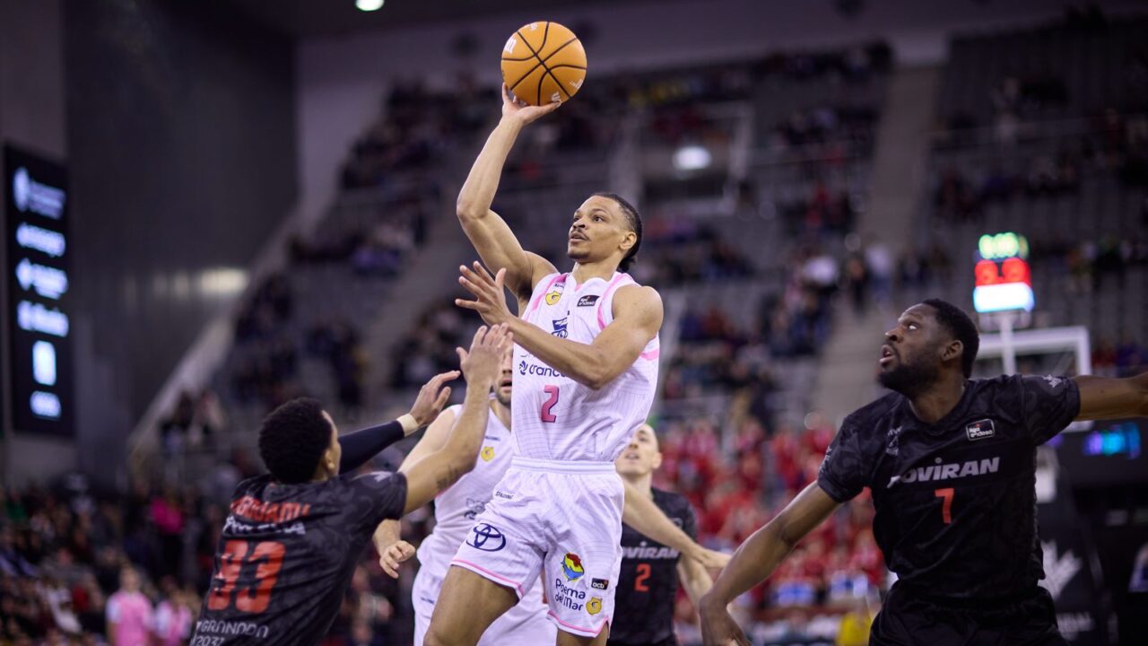 Isaiah Wong, en acción ofensiva.