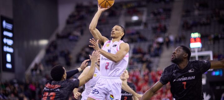 Isaiah Wong, en acción ofensiva.