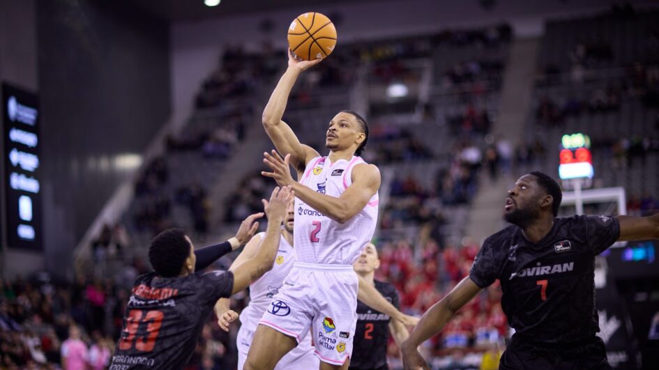 Isaiah Wong, en acción ofensiva.