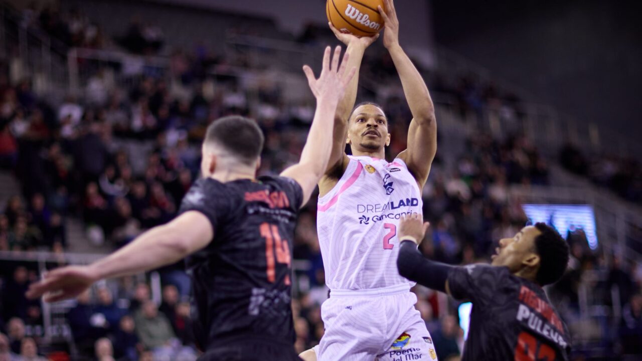 Isaiah Wong, en acción de ataque.