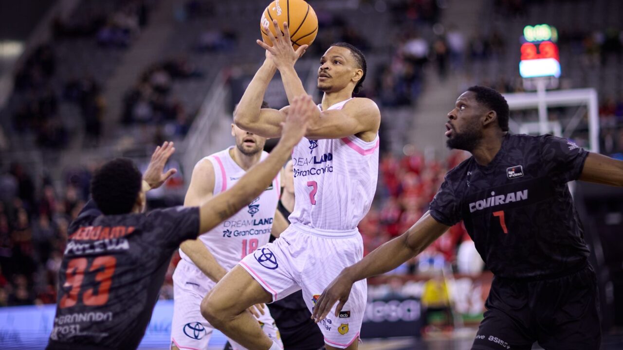 Isaiah Wong ataca el aro.