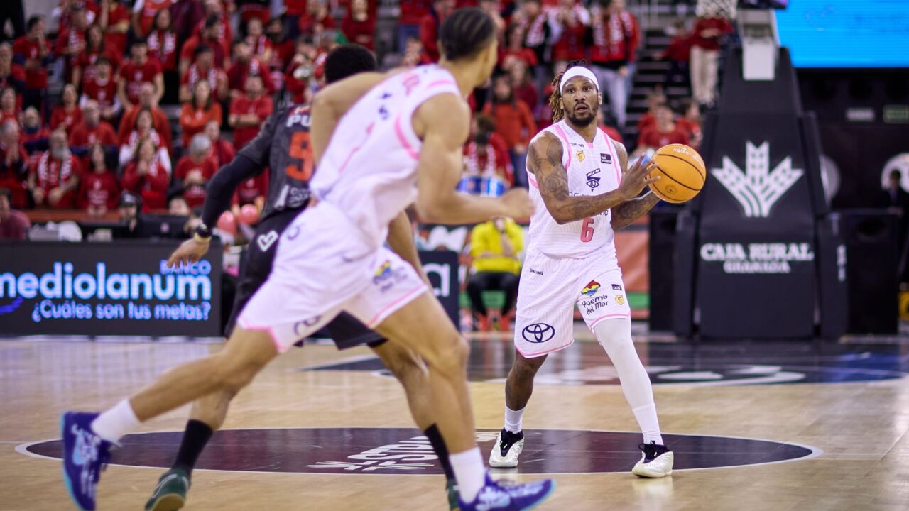Andrew Albicy con la bola en el partido contra Coviran Granada.