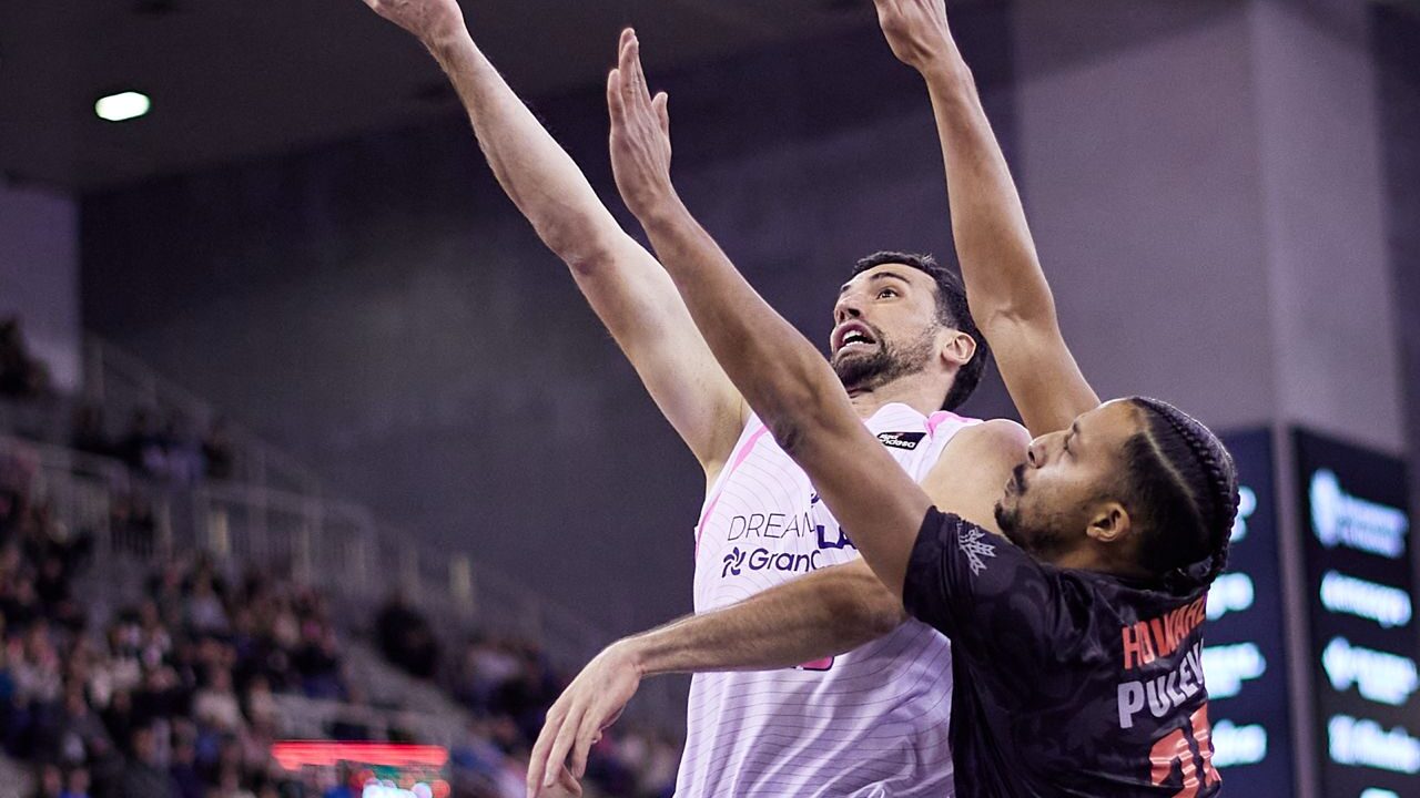 Pierre Pelos ataca el aro.