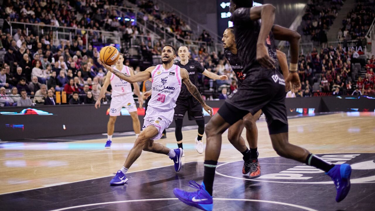 Imagen de Cassius Robertson en el partido de Granada.