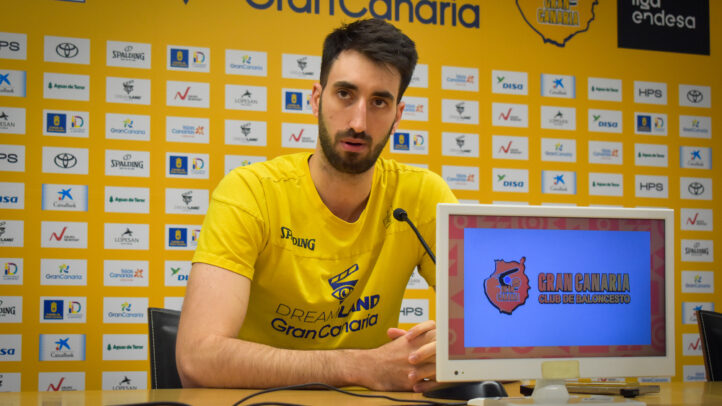 Imagen de Eric Vila en la previa del encuentro ante Surne Bilbao.