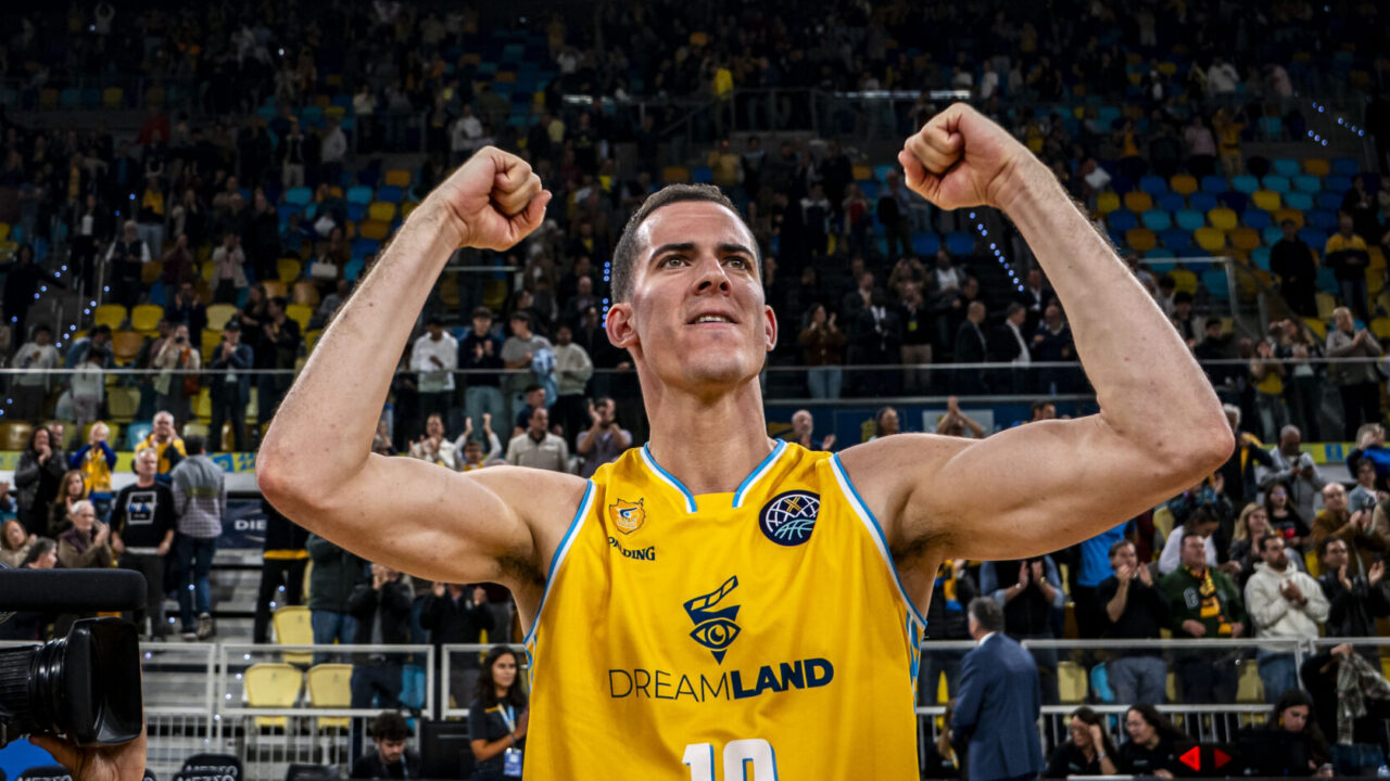 Miquel Salvó celebra el triunfo en el derbi europeo.