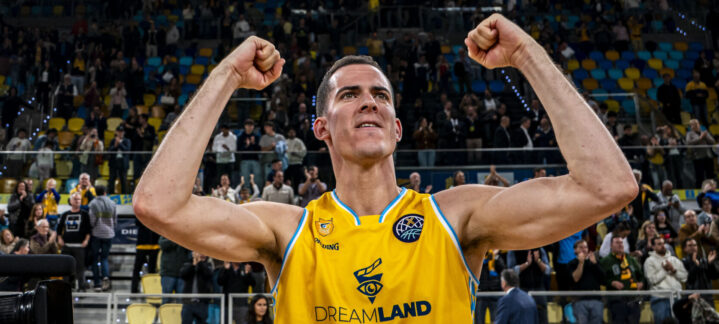 Miquel Salvó celebra el triunfo en el derbi europeo.