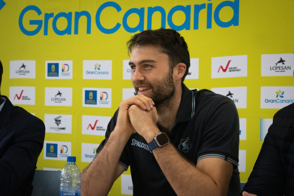 Imagen de Mike Tobey en una visita a un colegio.