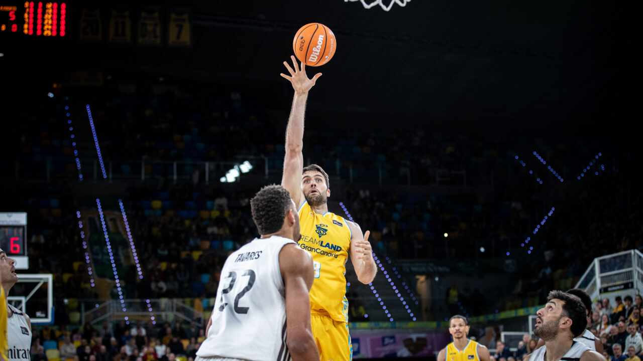 Acción ofensiva de Mike Tobey.