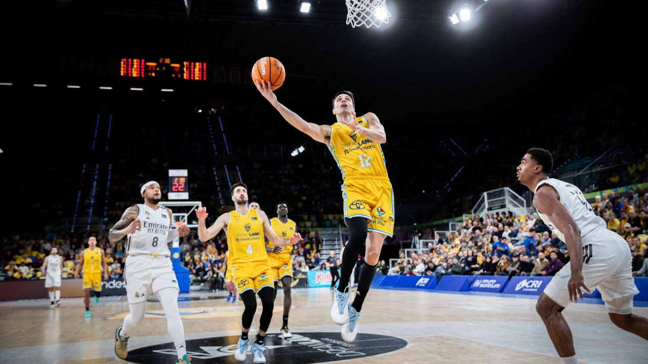 Carlos Alocén penetra a canasta.