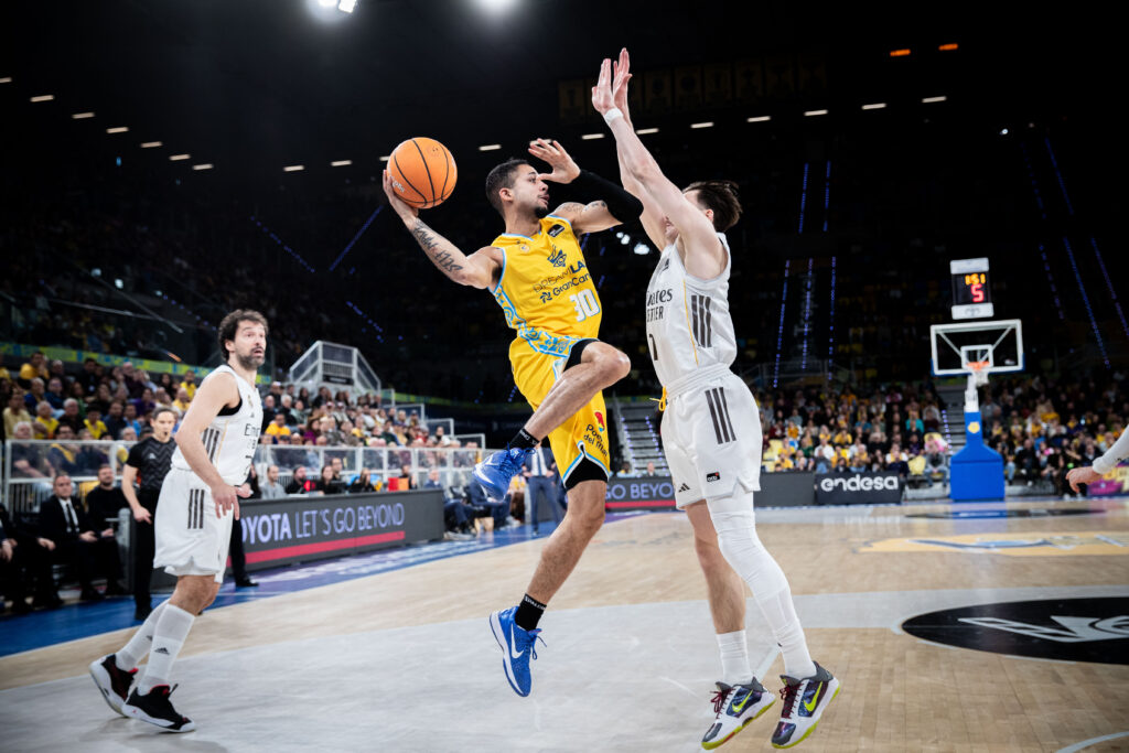 Kassius Robertson en ataque.