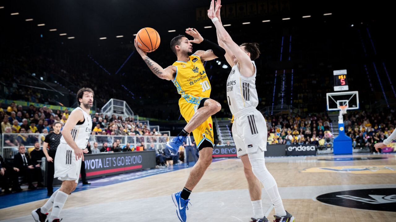 Kassius Robertson en ataque.