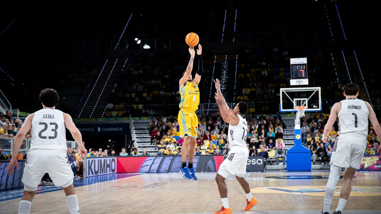 Kassius Robertson lanza a canasta.