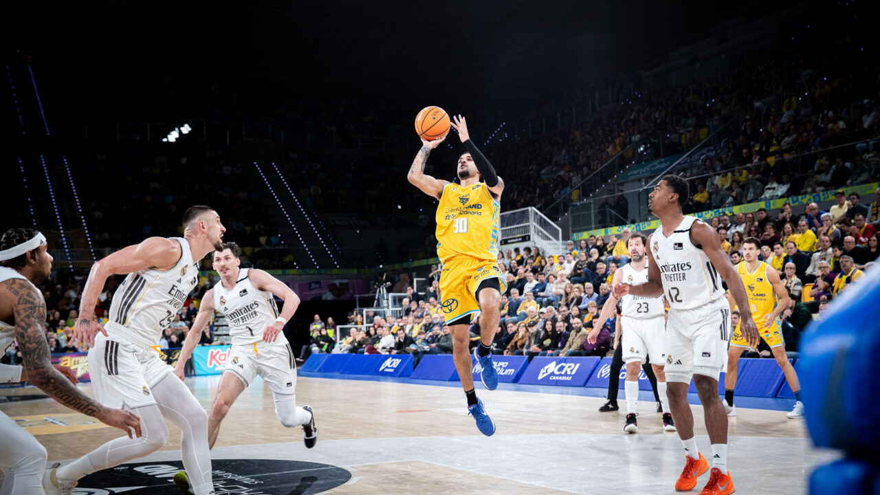 Imagen de Kassius Robertson en acción ofensiva.