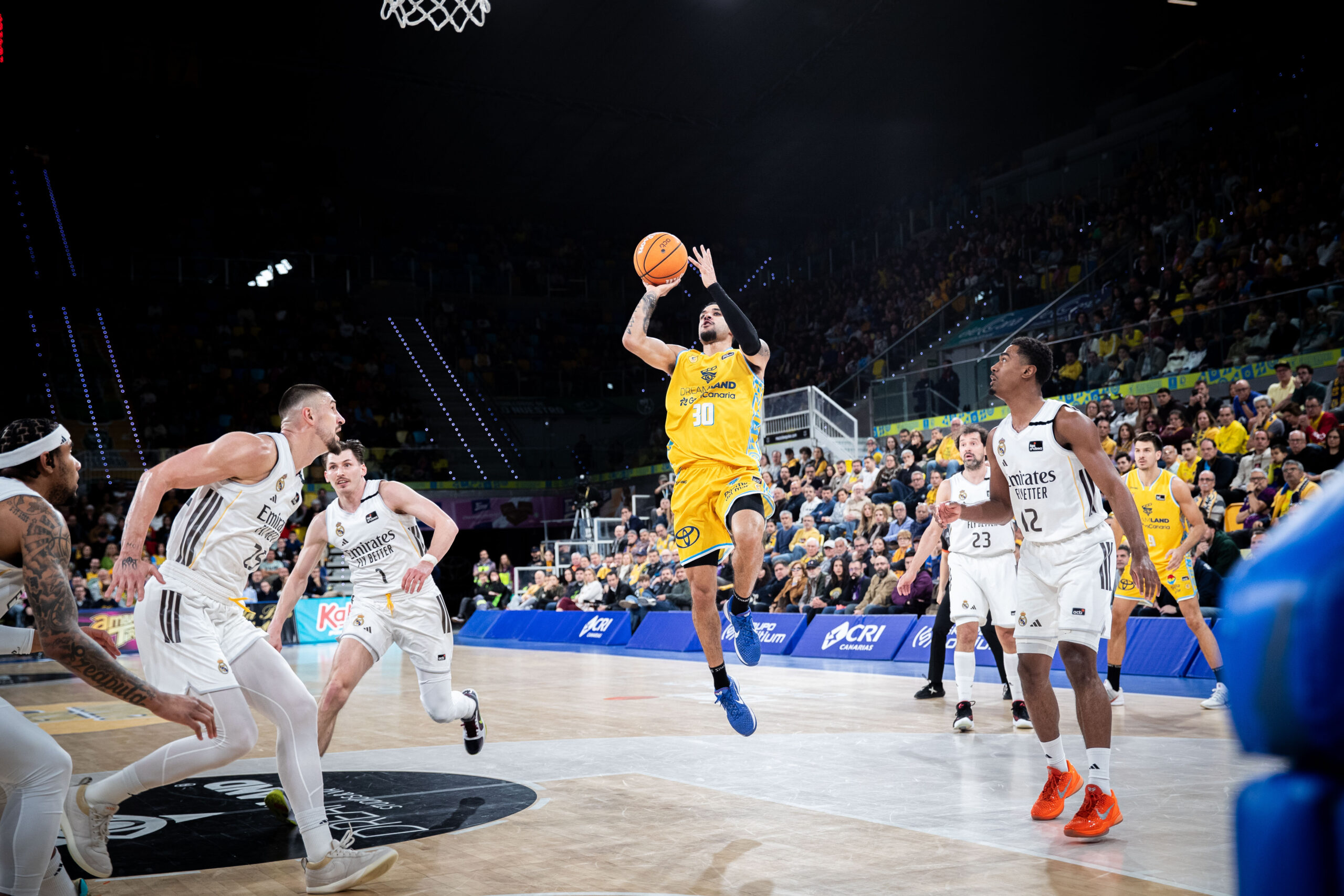 Imagen de Kassius Robertson en acción ofensiva.