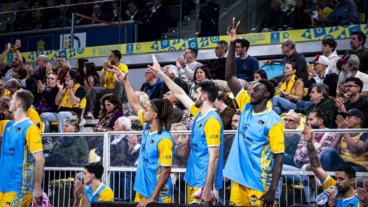 El banquillo del Dreamland Gran Canaria celebra un triple.