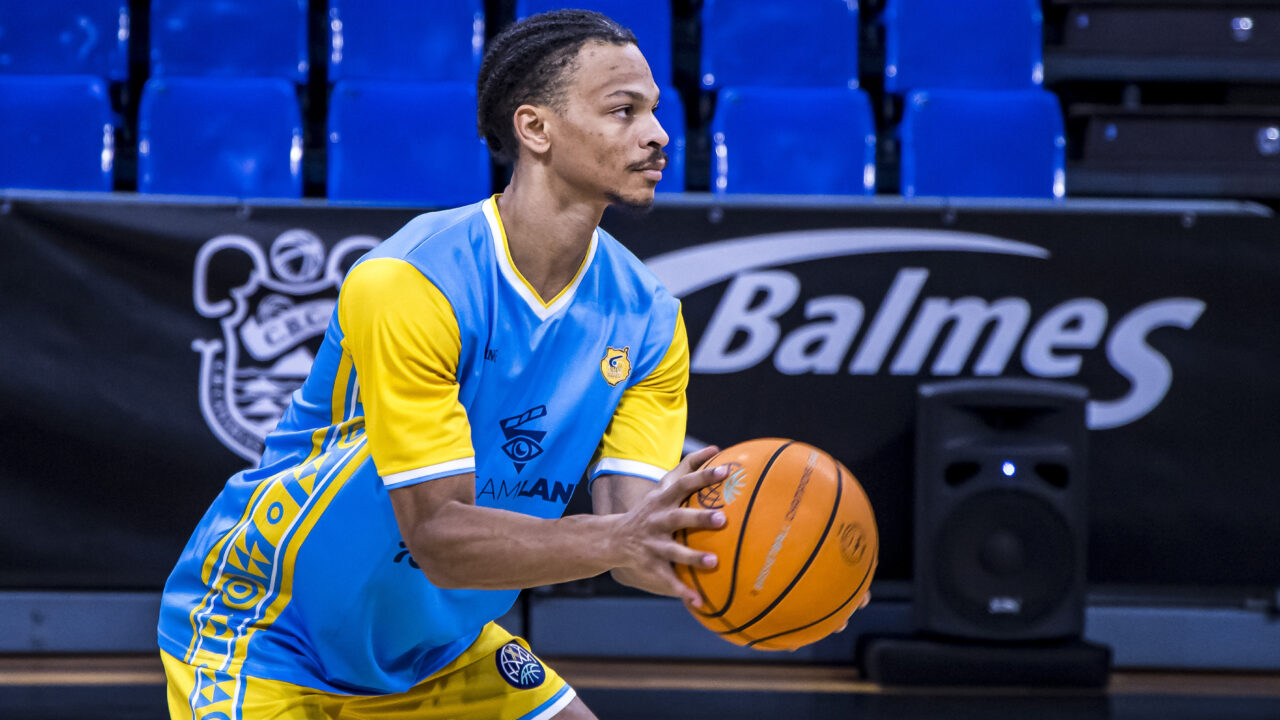 Isaiah Wong, en el calentamiento de un partido.