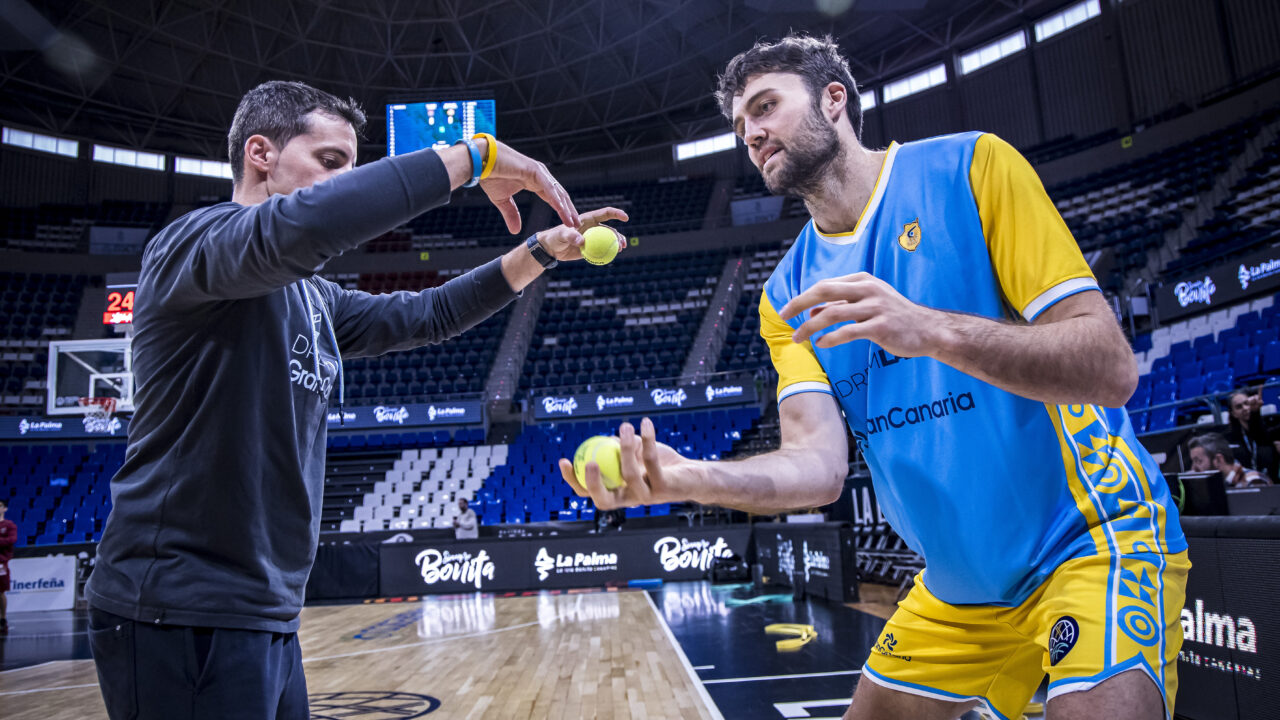 Mike Tobey preparándose antes de un partido.