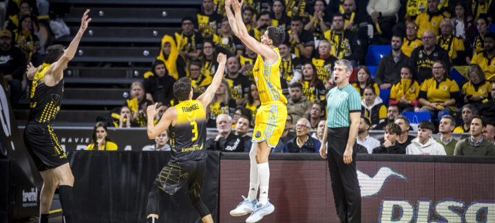 Carlos Alocén lanza a canasta.