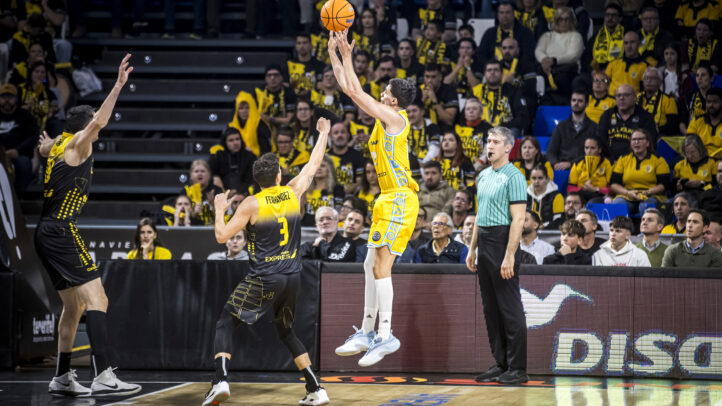Carlos Alocén lanza a canasta.