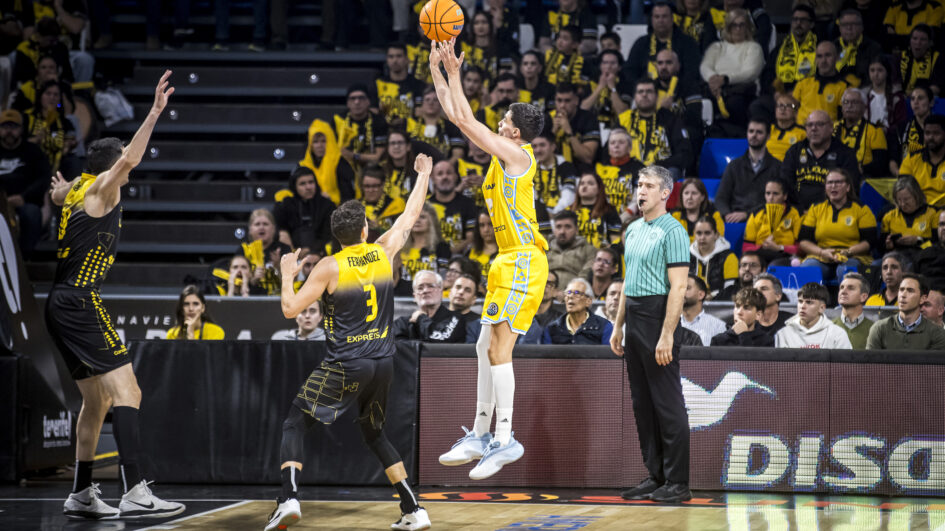Carlos Alocén lanza a canasta.