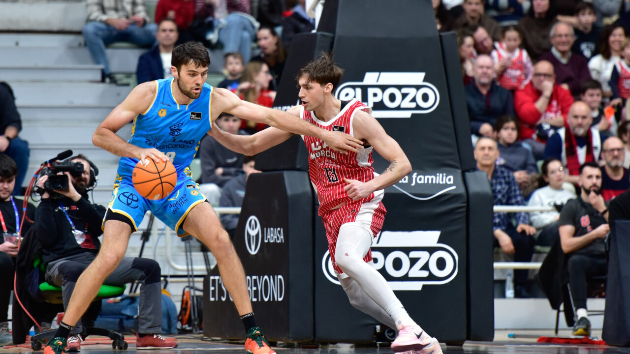 Imagen de Mike Tobey en acción de partido.