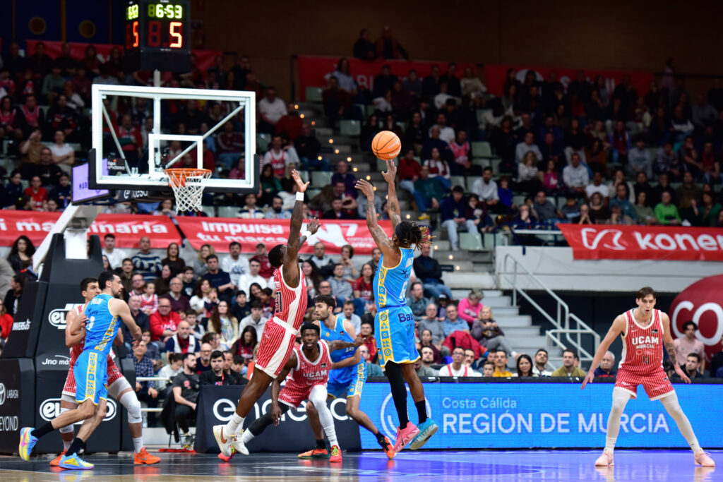 Andrew Albicy lanza a canasta.