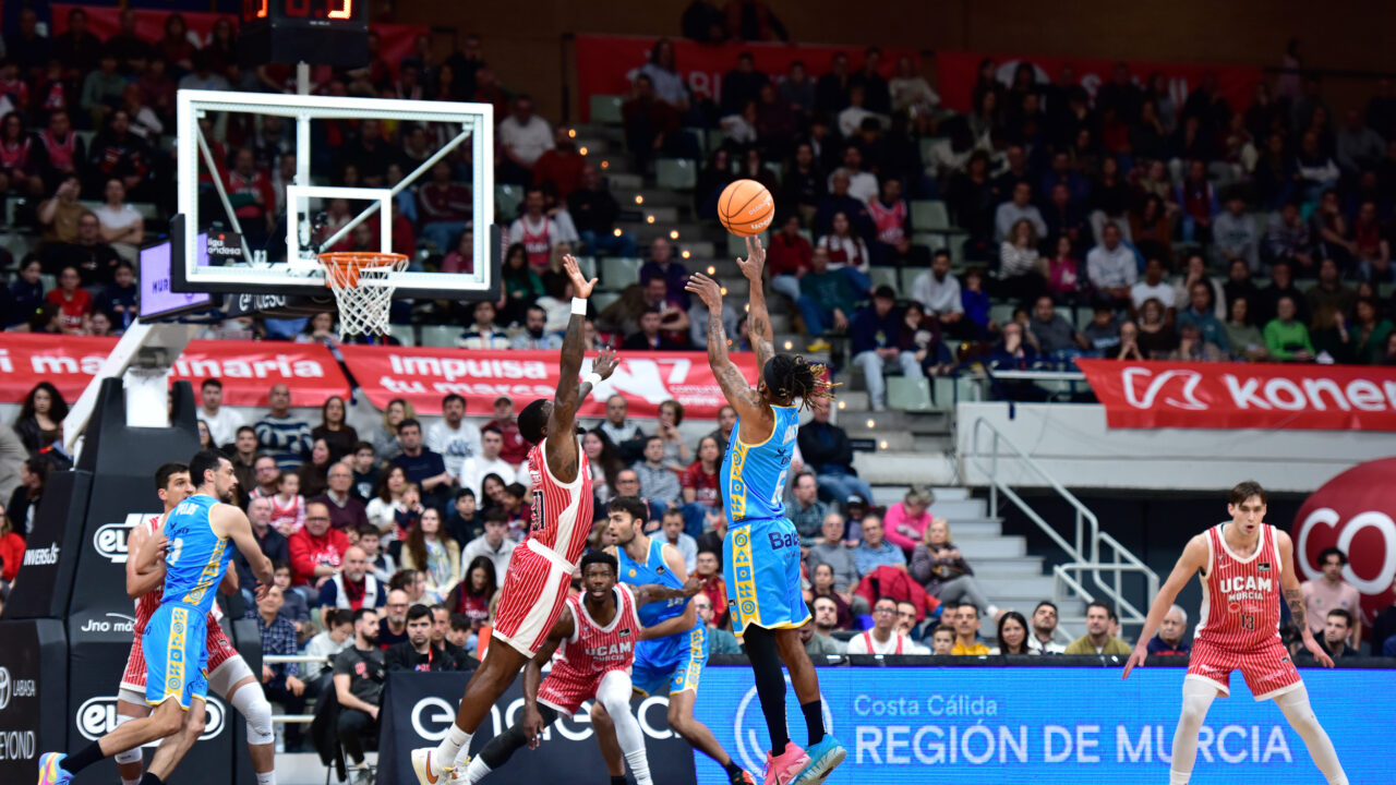 Andrew Albicy lanza a canasta.