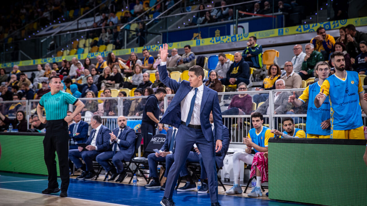 Jaka Lakovic dando instrucciones a sus jugadores.