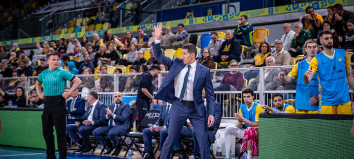 Jaka Lakovic dando instrucciones a sus jugadores.