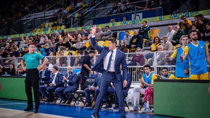 Jaka Lakovic dando instrucciones a sus jugadores.