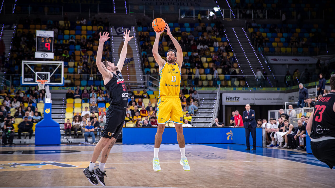 Pierre Pelos lanza a canasta.