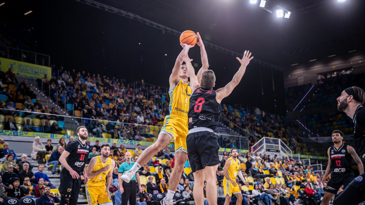 Imagen de Ziga Samar lanzando a canasta.