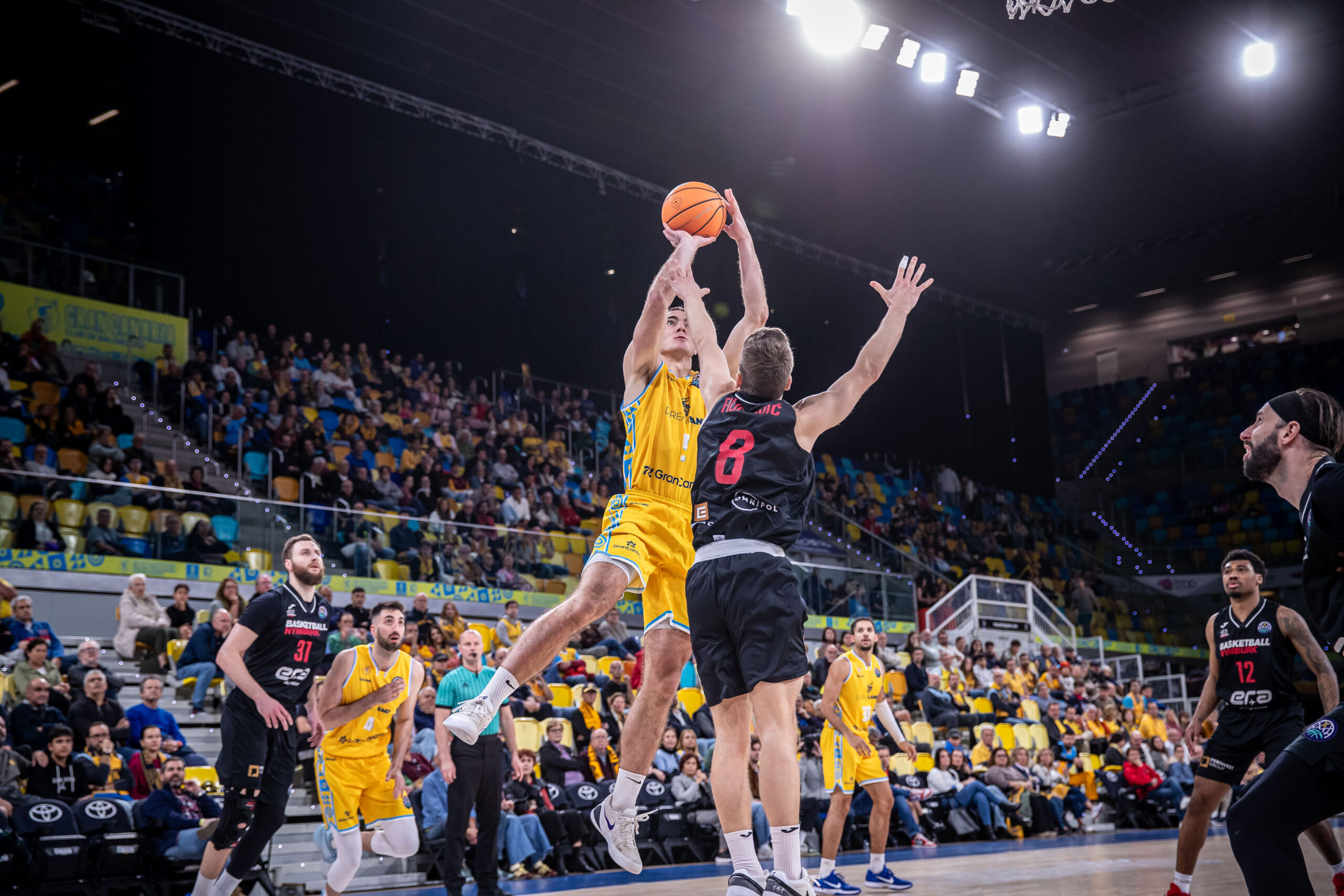 Imagen de Ziga Samar lanzando a canasta.