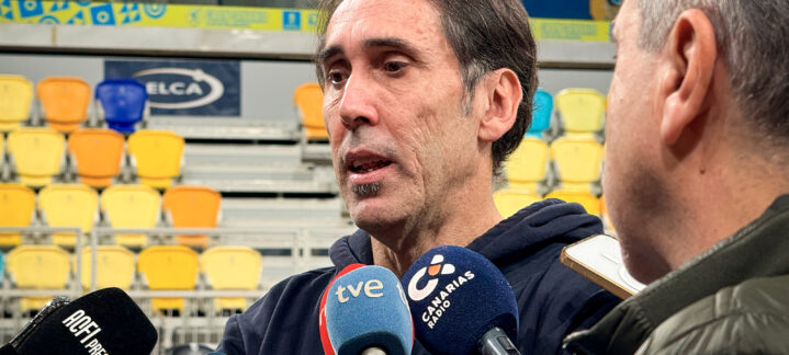 Willy Villar atiende a los medios.