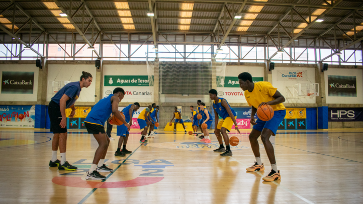 Chicos del Proyecto Nexo entrenan con jugadores becados del club en La Vega de San José.