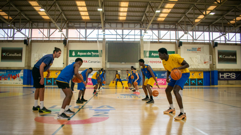Chicos del Proyecto Nexo entrenan con jugadores becados del club en La Vega de San José.