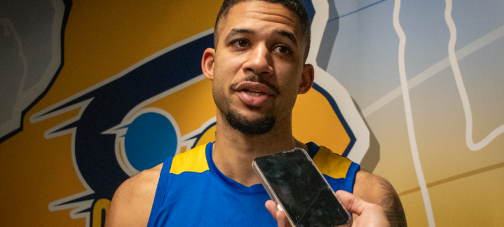 Kassius Robertson atiende a preguntas.