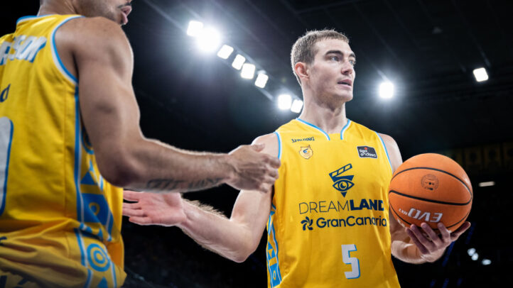 Ziga Samar con el balón en las manos