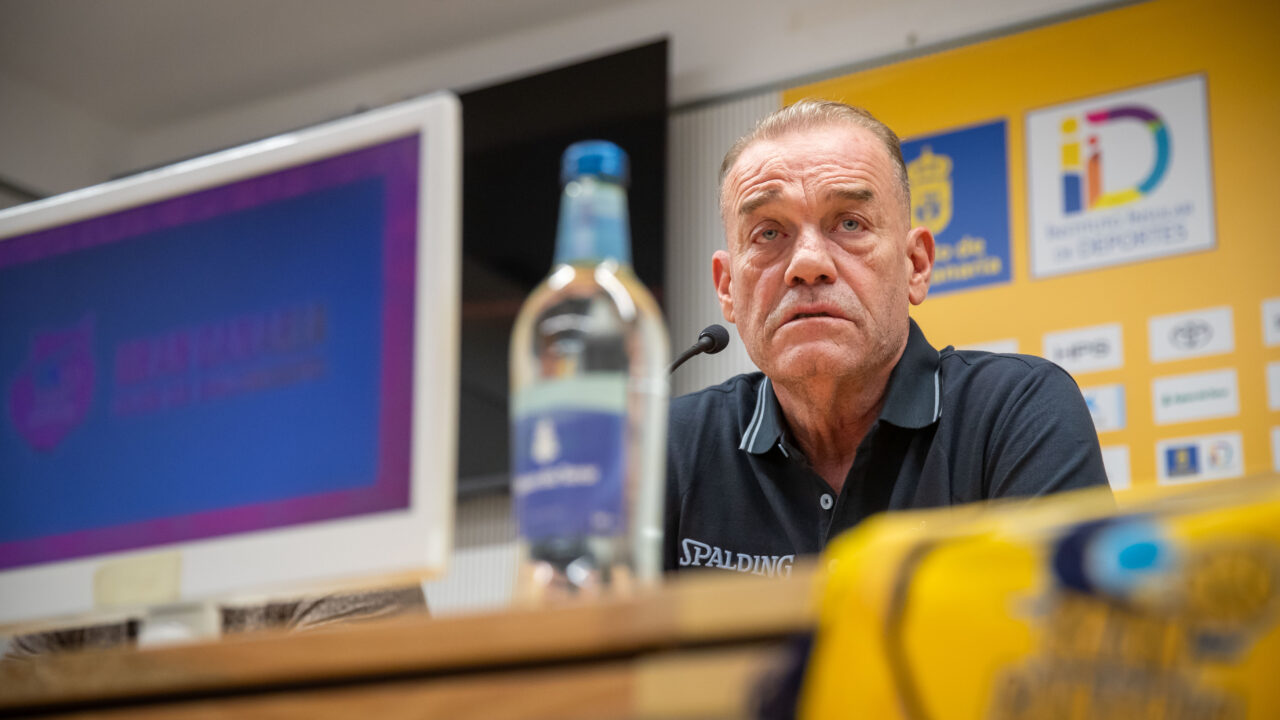 Néstor García, en sala de prensa en su presentación