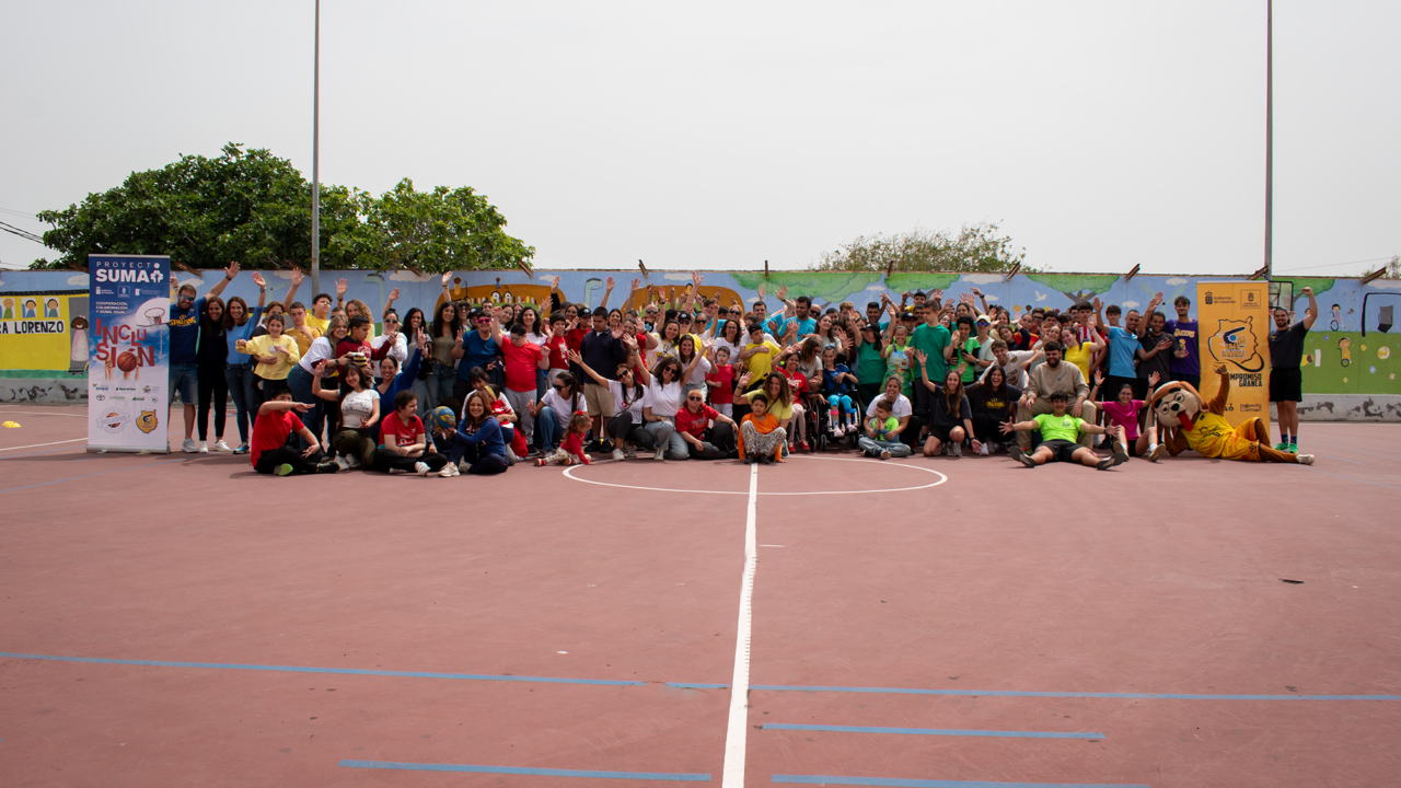 Foto de familia en la VI Jornada Inclusiva en el CEE Petra Lorenzo